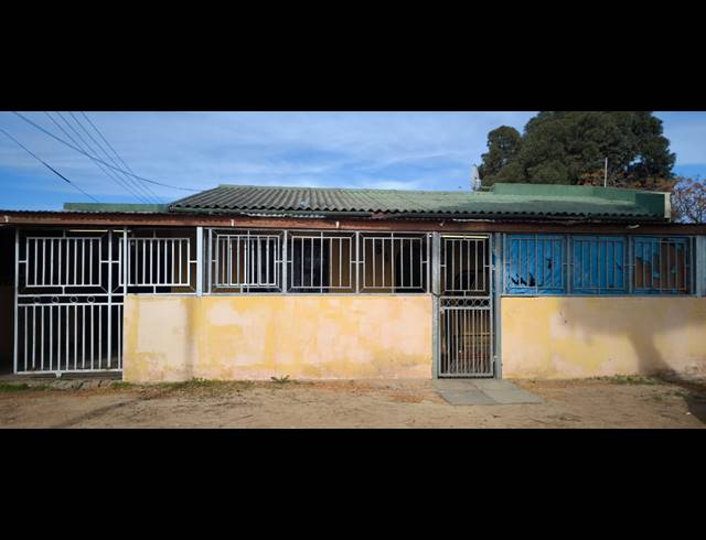4 BEDROOM HOUSE FOR SALE IN BONTEHEUWEL